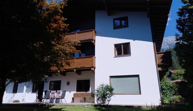 Well-equipped vacation apartment with fireplace for 8 (+2) people in Scheffau am Wilden Kaiser