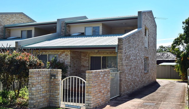 Well-equipped two storey townhouse situated close to town with only a short walk to the shops and be