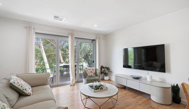 Wembley Treetop Retreat