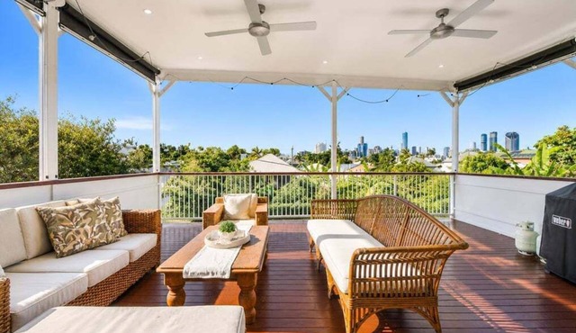 West End Oasis: 4BR w/Full amenities and Pool