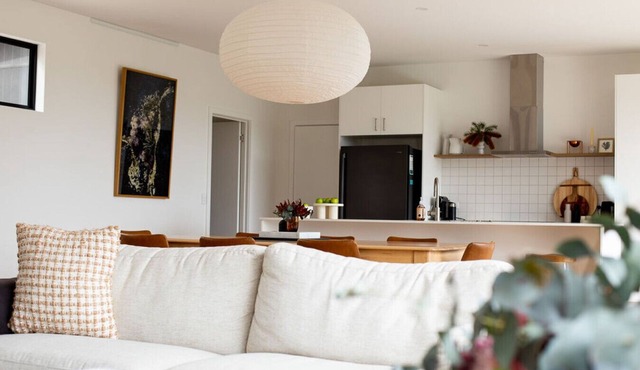 White Beach Retreat - Luxe Waterviews