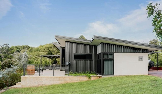 Wildwood - Luxe Vineyard Retreat with Tranquil Views