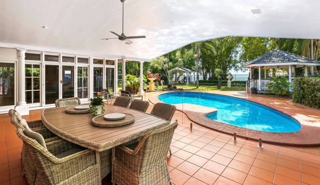 Willow Garden Stays Cairns - Beachfront Luxury Home