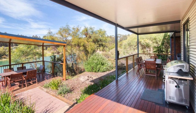 Wirraway Luxury Chalet | Lake Views | Private Gardens