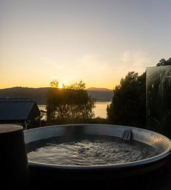 Woodland Bay Retreat-Hot tub,Sauna and Bayview Retreat