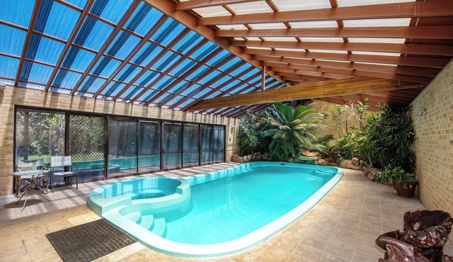 Work or Play or Weddings: Huge House, Pool, Shops & Near Airport