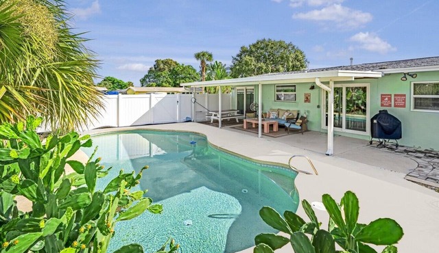 Wow! Beachside Glam 3br wPool, Walk to Park, Beach in Satellite Beach
