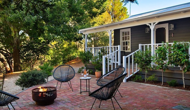 Wrenwood Cottage 2 bedroom miners cottage with wood fire, 6 seater outdoor spa and 2 person indoor s