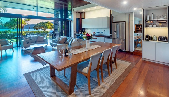Yacht Club Villa 6 Hamilton Island - oceanviews, 2 golf buggies and transfers