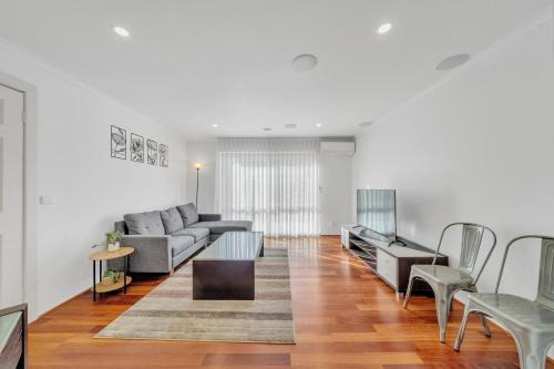 Your Tarneit Escape - 4BR Home with Pool & BBQ
