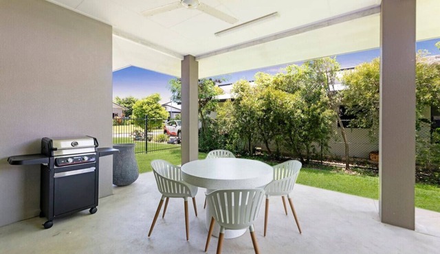 Zenhouse Harmony: Modern Home ~ Near CDU/Hospital
