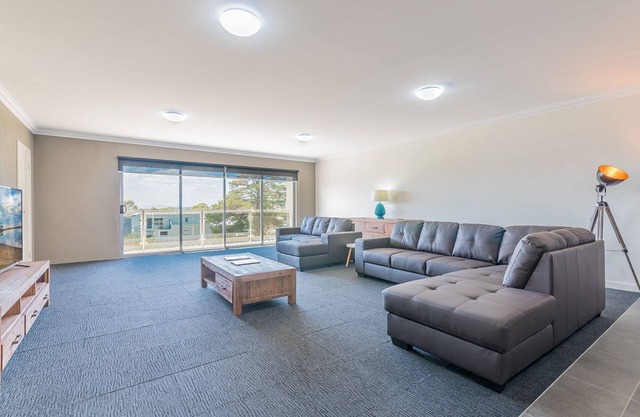 Unit 3-83 Thompson Ave, in the heart of Cowes, includes linen. in Cowes