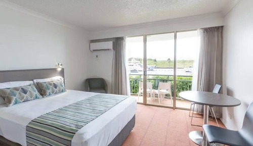 Studio Apartment 2 Queen Beds with Balcony