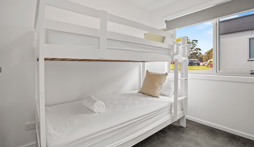 Bay View Cabin (Sleeps 4) - Dog Friendly (2BR)