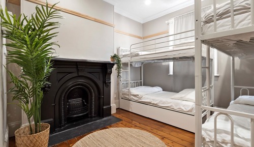 Mixed 4 Beds with Shared Bathroom