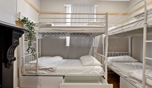 Female Only 4 Beds Share Room