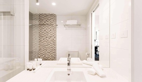 Deluxe Queen Suite