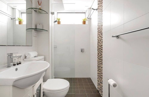 Dee Why Apartment | Seaside Escape /Private Balcony & BBQ