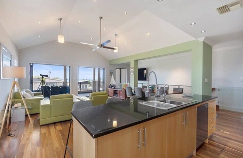 McCracken House | Bennys - 47A Hindmarsh Rd McCracken