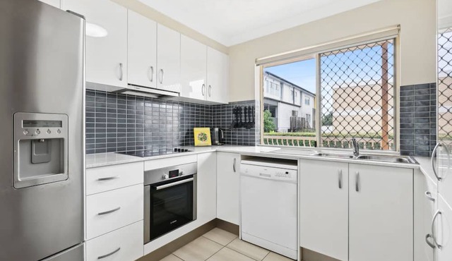 Charming Riverside 2-Bed with Al Fresco Dining